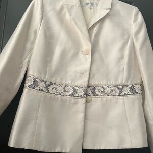 Suit Studio Cream Blazer with Lace Accent